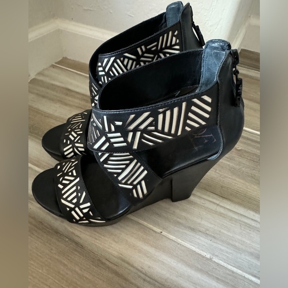 DIANE VON FURSTENBERG DVF Opal Black Cross Wedge Platform Heel Zip Size 7.5 - Picture 2 of 8